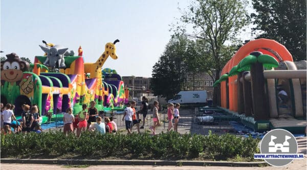 Wilt u ook eens een ander schoolreisje? Haal de attracties dan naar uw eigen schoolplein! Wij maken graag een compleet pakket op maat voor uw school, aangepast aan het aantal leerlingen en de leeftijdsmix. Benieuwd naar de mogelijkheden? Neem dan contact op met Attractiewinkel.nl