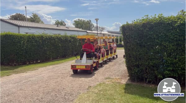 Deze Kindertrein met Motor is alleen geschikt om buiten te laten rijden. Zoals bijvoorbeeld net als hier op de camping. Ingehuurd door een Animatie Team van een camping in Zeeland. Wil jij een kindertreintje huren kijk dan bij de mogelijkheden van Attractiewinkel. Altijd volledig verzorgd, met machinist, station en begeleiding. Attractiewinkel.nl