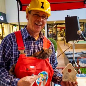 Vandaag maakte Ed vogelhuisjes met de kinderen tijdens een gezellig knutselmiddagje in een winkelcentrum - Attractiewinkel.nl