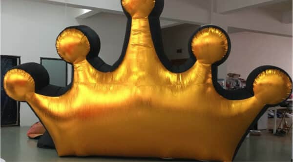 Attractiewinkel - Opblaasbare Kroon Goud Koningsdag Staand