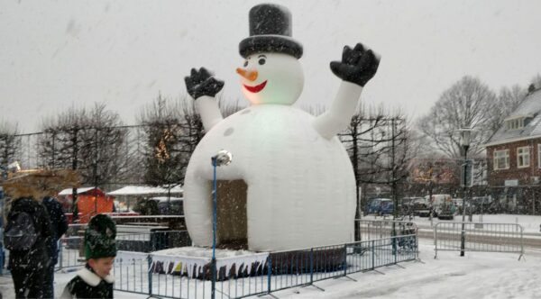 Sneeuwpop Springkussen huren voor WinterWonderland | Attractiewinkel.nl