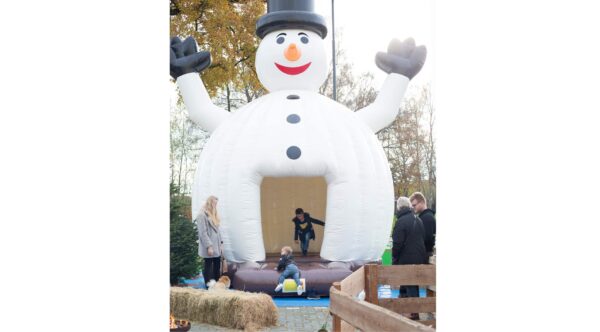 Sneeuwpop Springkussen huren landelijke stijl Winterfair | Attractiewinkel.nl
