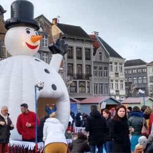 Attractiewinkel.nl | Sneeuwpop Springkussen huren voor kerstmarkt