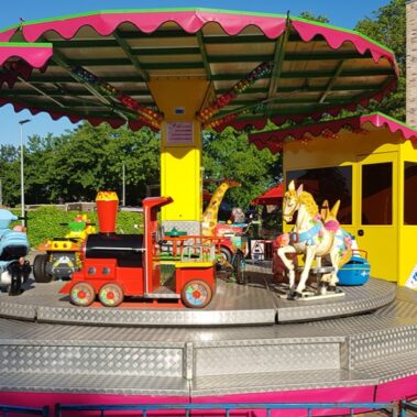 Draaimolen Verhuur - een goedkope kinderdraaimolen huren doe je bij Attractiewinkel.nl. De beste prijs en top kwaliteit! Supertof voor het Schoolfeest op uw Basisschool. Interesse? Bel dan nu met 06-20920622 voor meer informatie.