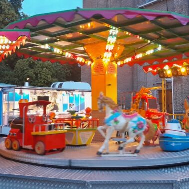 Deze hele mooie kinderdraaimolen kan ook in de avonduren draaien, hij ziet er dan extra sprookjesachtig uit met zijn mooie verlichting. Huur deze draaimolen bij Attractiewinkel.nl