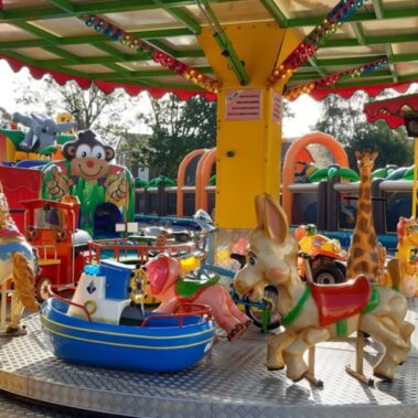 Een leuke attractie op uw schoolfeest voor de kleuters en kinderen van groep 3, dat is deze draaimolen zeker! De kinderen zijn er meestal niet bij weg te krijgen. In combinatie met springkussens, schminken en een kindervoorstelling organiseert u al een superleuk feest voor de kinderen van uw school of kinderdagverblijf. Voor meer informatie bel of mail met Attractiewinkel.nl