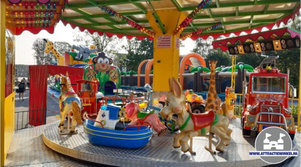 Een leuke attractie op uw schoolfeest voor de kleuters en kinderen van groep 3, dat is deze draaimolen zeker! De kinderen zijn er meestal niet bij weg te krijgen. In combinatie met springkussens, schminken en een kindervoorstelling organiseert u al een superleuk feest voor de kinderen van uw school of kinderdagverblijf. Voor meer informatie bel of mail met Attractiewinkel.nl