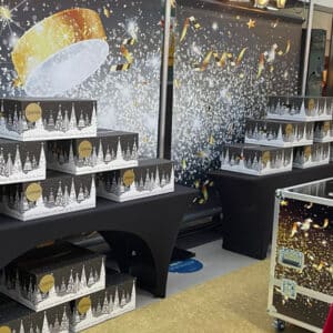 Op zoek naar een consumentenactie voor uw winkelcentrum deze feestdagen? Zoek niet langer, want deze Winactie - Vind de Gouden Bal is altijd een succes! Voor deze klant maakten wij kerstpakketten als prijs.