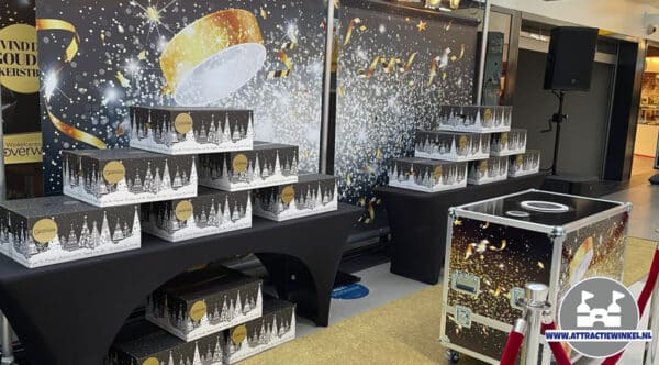 Op zoek naar een consumentenactie voor uw winkelcentrum deze feestdagen? Zoek niet langer, want deze Winactie - Vind de Gouden Bal is altijd een succes! Voor deze klant maakten wij kerstpakketten als prijs.