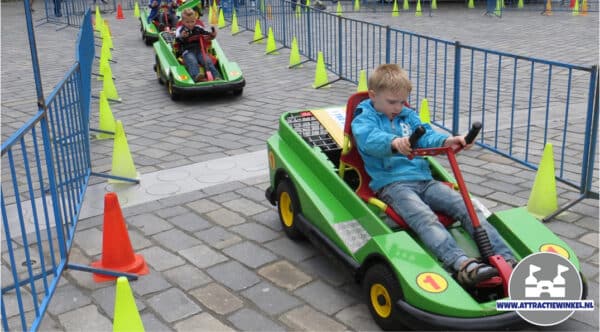 Een Kaartbaan voor Kinderen Huren doe je bij Attractiewinkel. Altijd goed en schoon materiaal en veiligheid boven alles, dus enkel verhuur met professionele begeleiding.