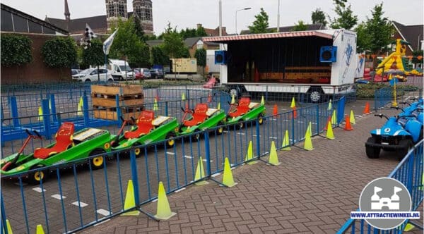 Ook voor jouw schoolfeest op schooluitje op eigen locatie is de mobiele kartbaan een échte aanrader. In combinatie met de kinderquads en de kinderjeeps maken we een supertoffe kinderattractie voor jouw evenement! - Attractiewinkel.nl