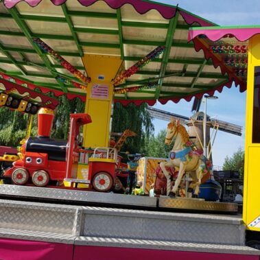 Deze toffe kinderdraaimolen huren kan bij Attractiewinkel.nl. Hier staat de draaimolen te shinen op de Havenfeesten in Etten-Leur. Wij bezorgen de draaimolen in heel Nederland, dus ook Breda, Roosendaal, Noord-Brabant, Zeeland en Gelderland.