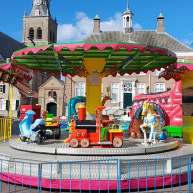 Wilt u een vrolijke kinderdraaimolen huren? Zoek niet verder, deze vroljike draaimolen is zeker geschikt voor uw evenement. Voor Draaimolen Verhuur moet je namelijk bij Attractiewinkel in Etten-Leur zijn!