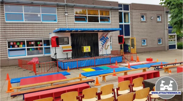 De kindervoorstelling van Ton Laros kan zowel binnen in de gymzaal of buiten op het schoolplein gedaan worden. Leuk voor alle leeftijden, dus ideaal als onderdeel van uw schoolfeest. Attractiewinkel.nl