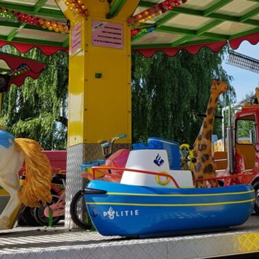 Een kleine draaimolen huren voor uw schoolfeest, dat kan bij Draaimolen Verhuur van Attractiewinkel.