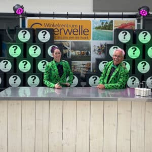 De quizmasters van Attractiewinkel.nl zijn er klaar voor. Zij kunnen ook in uw winkelcentrum vele bezoekers blij gaan maken met leuke prijzen. Bij deze winactie met kraskaarten was het nog een verrassing wat er in de cadeaupakketten zat. Wij maken graag een voorstel op maat voor u!