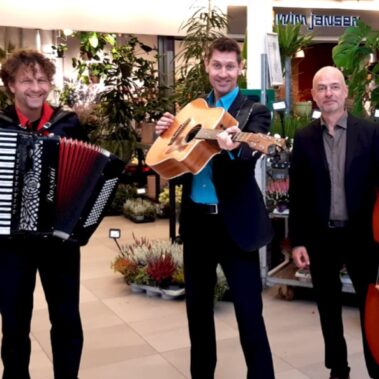 Live muziek tijdens een winkelcentrumpromotie. Dit trio kan van diverse locaties in uw winkelcentrum optreden. Attractiewinkel.nl