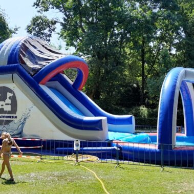 Maak van jouw evenement deze zomer een mega succes met deze supertoffe opblaasbare waterhindernisbaan. Onze tobbedansbaan kan ingezet worden met enkel water, maar er kan ook een schuimkanon bij gehuurd worden voor een geweldige schuimparty!