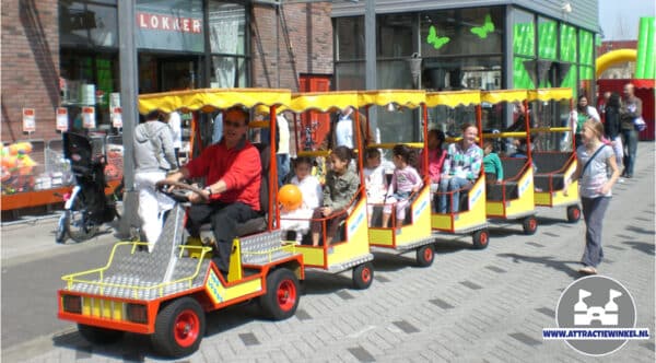 Gemotoriseerde Kindertrein Huren voor Winkelcentrum. Inclusief Station, Machinist en Begeleiding. Deze goedkoper kindertrein heeft 10-15 zitplaatsen,