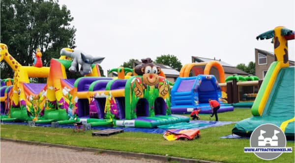 Wilt u een onvergetelijk Schoolfeest organiseren? Dan is ons Schoolreisje op School een geweldig concept. Wij stellen in overleg met u een pakket samen voor een leuke en actieve dag voor uw leerlingen. Naast attracties kan het pakket aangevuld worden met een kindervoorstelling, frietjes of poffertjes als lunch, suikerspin of popcorn als snack en er hebben ook een geweldige spiegeltent waar we de kinderen kunnen schminken of flitsende glittertattoos plaatsen. Dat wordt gegarandeerd een dag die de kinderen nooit meer zullen vergeten! Bel ons voor het maken van een afspraak, wij komen namelijk graag bij u langs zodat we het beste plan kunnen voorstellen voor uw school en de beschikbare ruimte. Attractiewinkel.nl