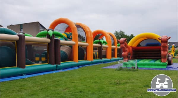 Stormbaan en Springkussen Huren voor Schoolfeest kan bij Attractiewinkel.nl.