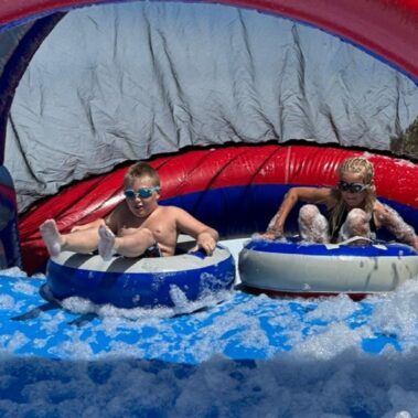 Tobbedansbaan met schuimhelling. Huur hem nu bij Attractiewinkel.nl