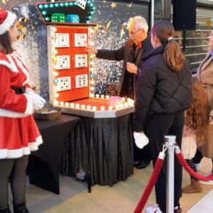 Wilt u ook eens wat extra doen voor uw bezoekers? Boek dan een winkelcentrumpromotie bij Attractiewinkel.nl. Dat kan bijvoorbeeld een winactie zijn, net als dit casinospel, maar ook uitdeelacties of entertainment behoren tot de mogelijkheden. Wilt u meer weten? Bel ons dan op 06-20920622.