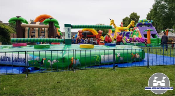 Wilt u de leerlingen van uw school een superleuk en onvergetelijk schoolfeest bezorgen? Kijk dan een naar onze mogelijkheden voor een Schoolreisje op School. Volop actie met onze stormbanen en springkussen! Bel 06-20920622 voor de mogelijkheden. Attractiewinkel.nl