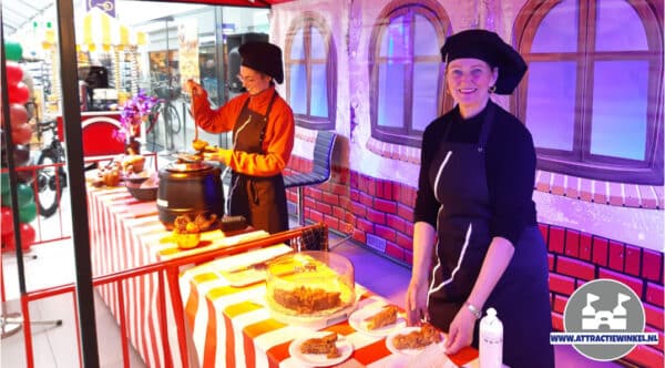 In dit winkelcentrum verzorgden wij een heerlijke herfstproeverij voor de bezoekers. We gebruikten hiervoor producten van de winkeliers in het winkelcentrum. Een wildstoofpotje van de lokale slagerij en een appeltaart van de lokale bakker. Wilt u ook een proeverij om het assortiment van uw winkeliers onder de aandacht te brengen. Informeer naar de mogelijkheden. Attractiewinkel.nl
