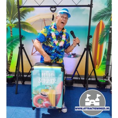 Deze geweldige showmaster praat uw winkelcentrumactie vlot aan elkaar. Ook een Raad & Win Actie reserveren met deze presentator? Bel of mail dan nu met Attractiewinkel.nl